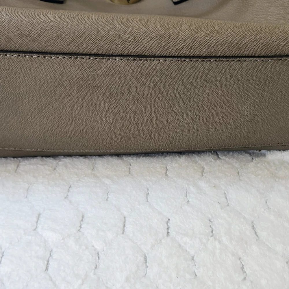 Michael Kors Tan Tote Bag Goldtone  Chain - Picture 10 of 10